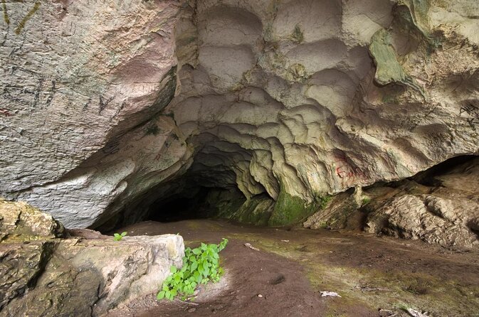 Pëllumbasi Cave